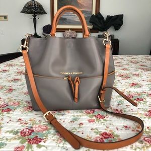💜🤍 Dooney, Dawson City, Gorgeous Smooth leather handbag